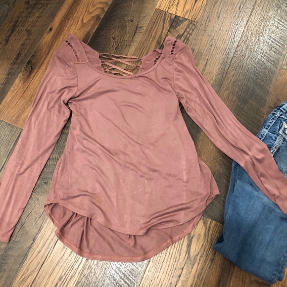 Daytrip Tops - Daytrip shirt from the Buckle size medium